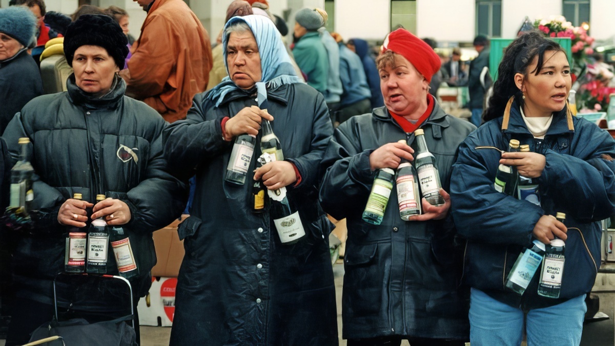 Продажа водки с рук на Ярославском вокзале Москвы, 1992 год