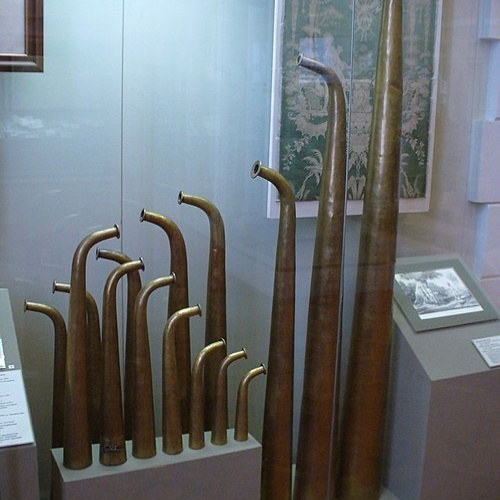 Трубы рогового оркестра в коллекции Государственного исторического музея. Оркестры состояли из рогов разных размеров и тональностей 
