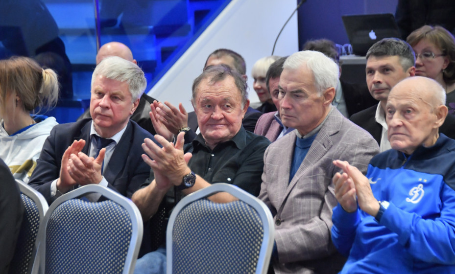    Николай Толстых и ветераны "Динамо" были довольны выбором болельщиков и экспертов. Фото: Владимир Веленгурин, КП