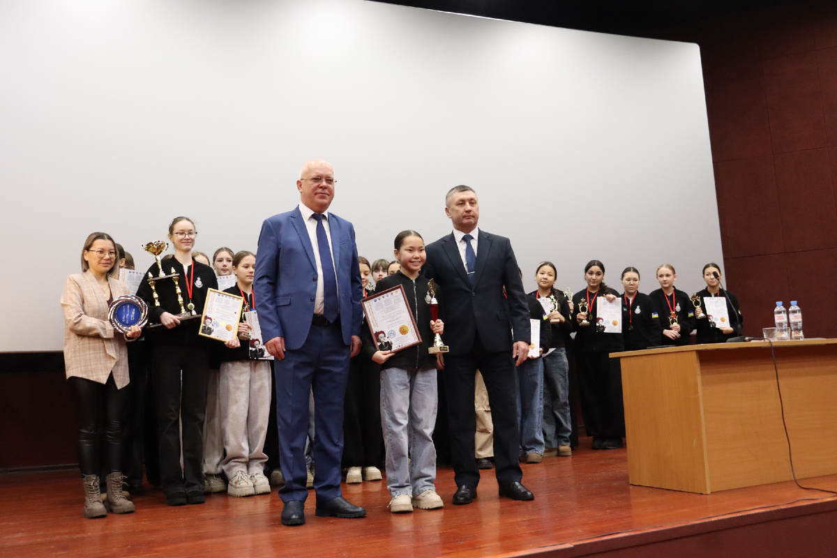В центре - Дарья Цыбикова, лауреат Гран-при, покорившая северную столицу своим искромётным монгольским танцем...