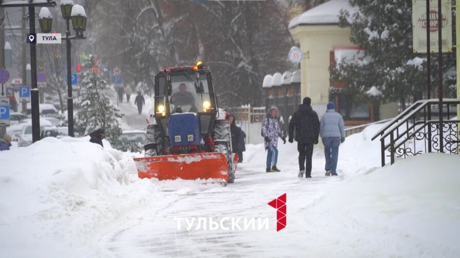 Спецтехника борется с последствиями снегопада по особой схеме