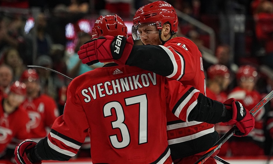    Два ассиста Свечникова помогли «Каролине» упрочить преимущество в серии с «Айлендерс». Фото: Global Look Press