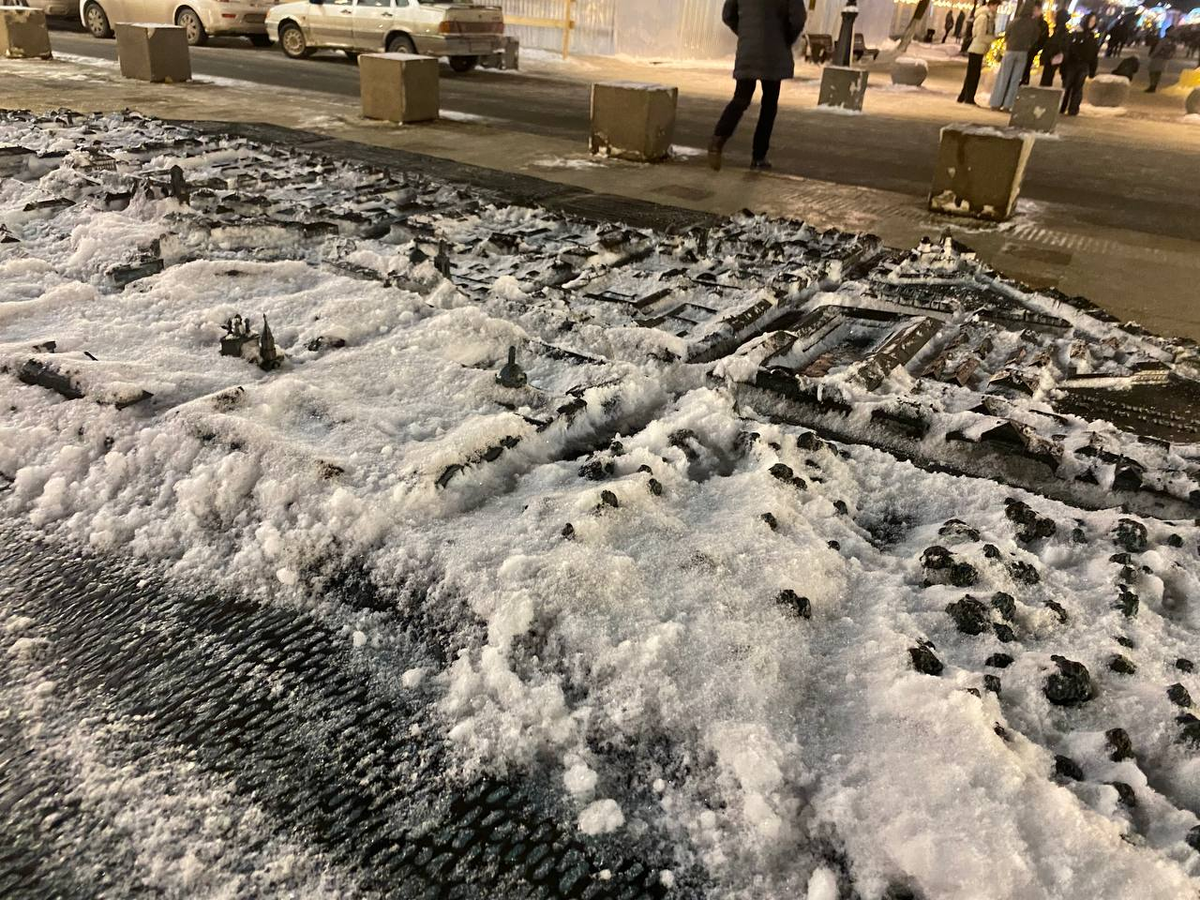 В условиях снегопадов коммунальщики совсем забили на центральную часть. Вообще снег не убран. г. Тверь