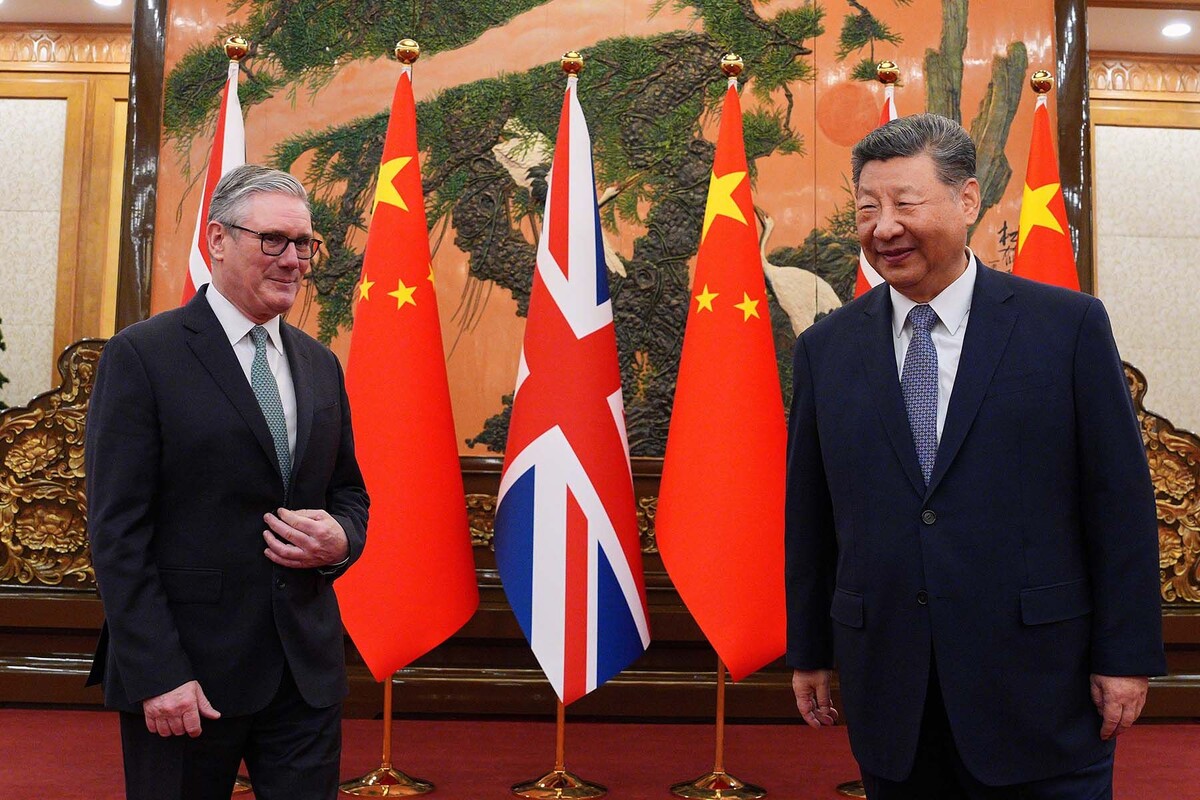  Премьер-министр Великобритании Кир Стармер (слева) и председатель КНР Си Цзиньпин. © Carl Court, AP / TASS