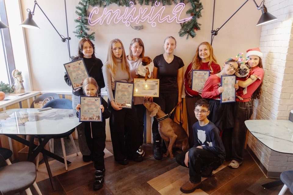    Награждение хвостиков прошло в кафе, куда можно приходить с питомцами Илья БАРХАТОВ