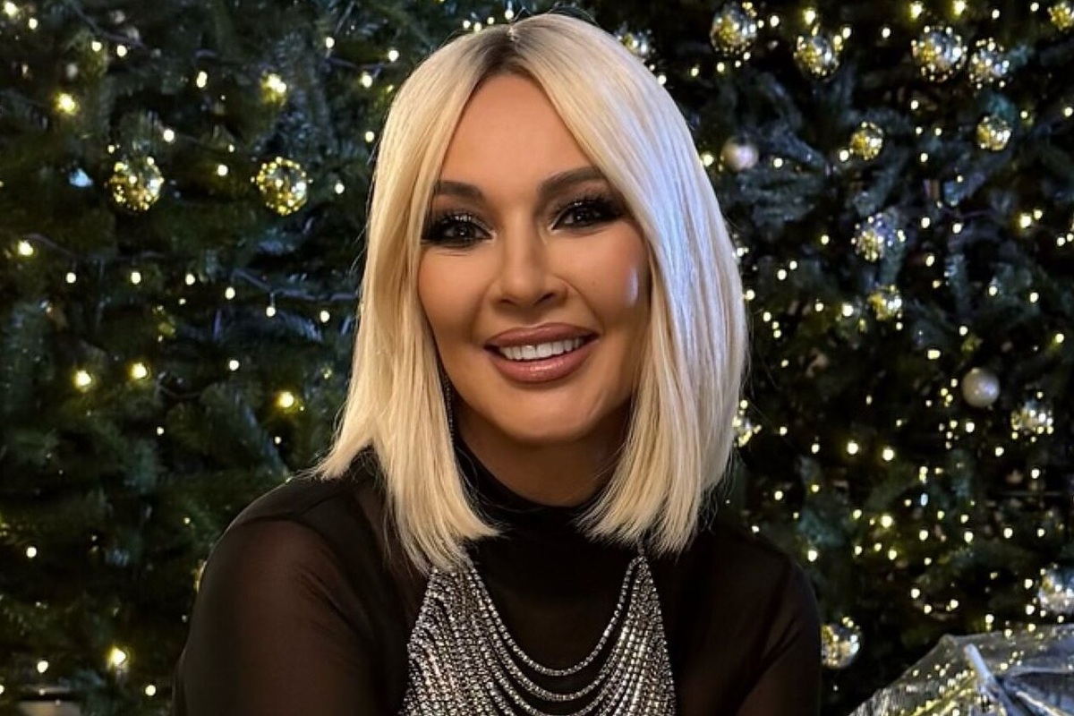     Провокация звезды: Лера Кудрявцева засветила кружевной бюстгальтер на съемках шоу «Суперстар! Битва сезонов»