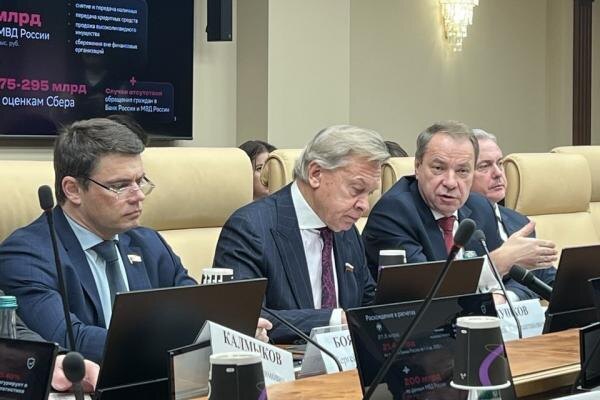 За­седа­ние Ко­мис­сии Со­вета Фе­дера­ции по ин­фор­ма­цион­ной по­лити­ке и взаи­мо­дей­ствию со СМИ. Зам­пред­се­дате­ля ПАО "Сбер­банк" Ста­нис­лав Куз­не­цов (спра­ва; фо­то ComNews)