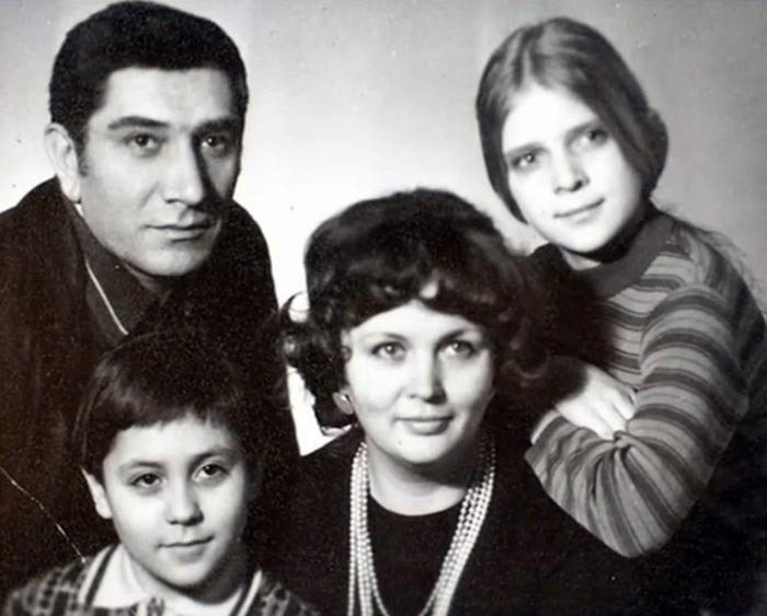 Татьяна Власова и Армен Джигарханян с детьми Леной и Степаном.