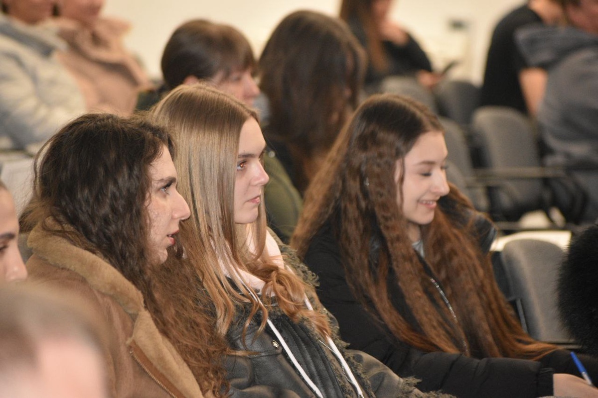    Кореновские школьники встретились с медиками