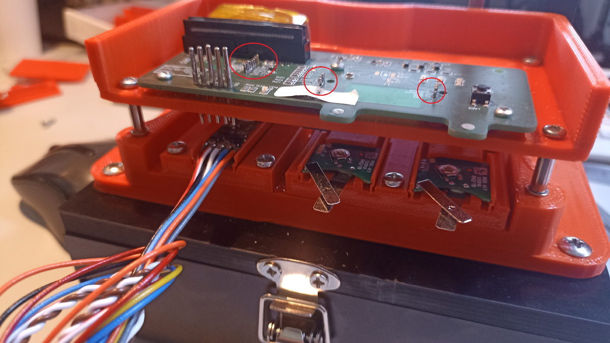 Вот что-то такое я тогда делал. Красные кружочки - иголки для соединения с контактами плат