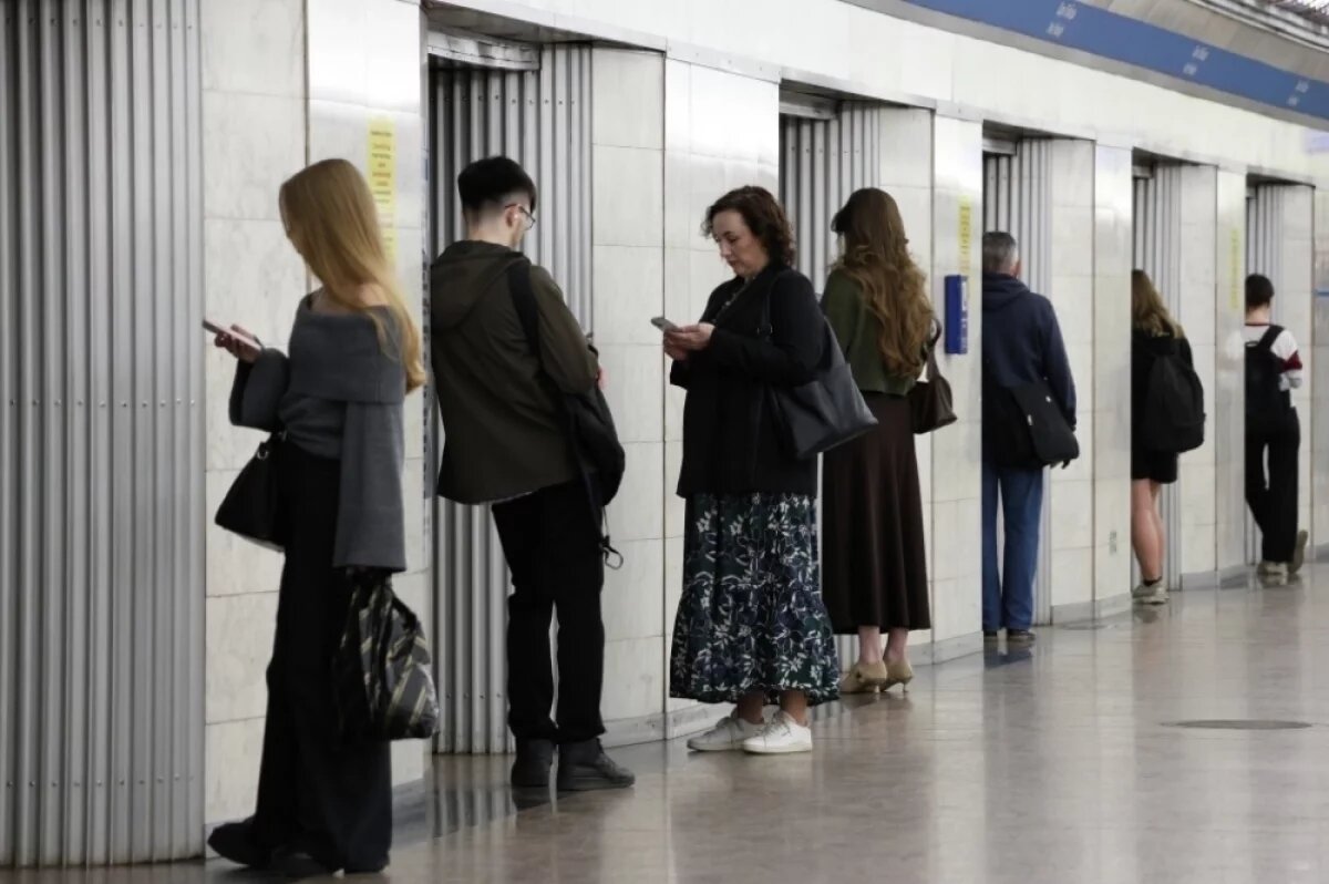   В Петербурге объяснили проверку телефонов в метро мерами безопасности