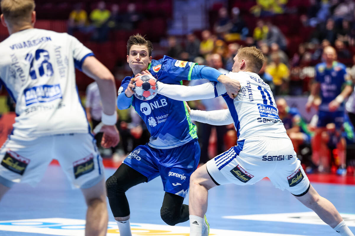    Домен Макуц в атаке сборной Словении