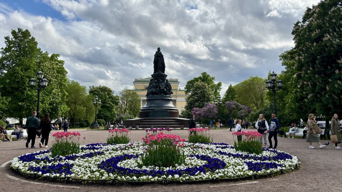 Памятник Екатерине Великой в сквере напротив Александринского театра