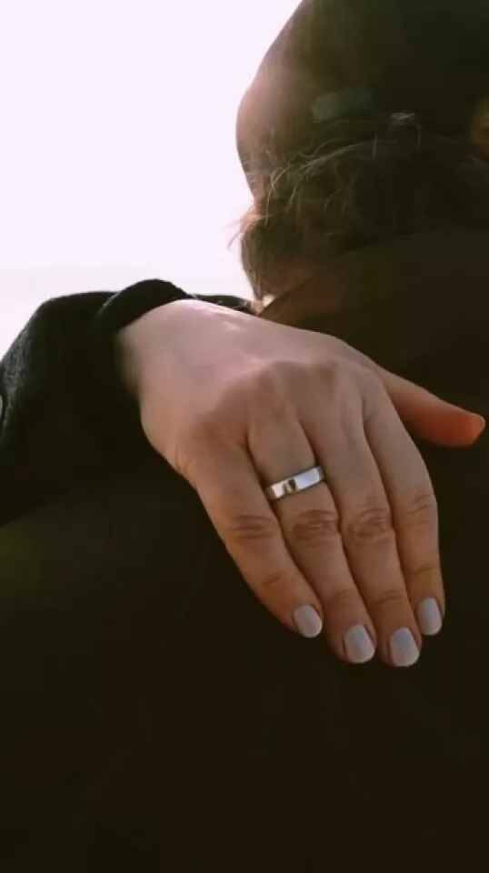    Певица Елка дала понять, что вышла замуж