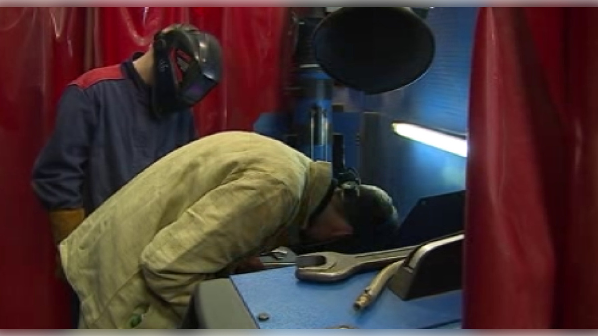    В Курске студенты и волонтеры изготавливают печки-буржуйки для фронта