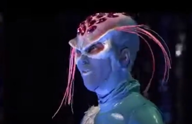 Скриншот из норвежской постановки "Волшебной флейты" с Царицей-инопланетянкой.