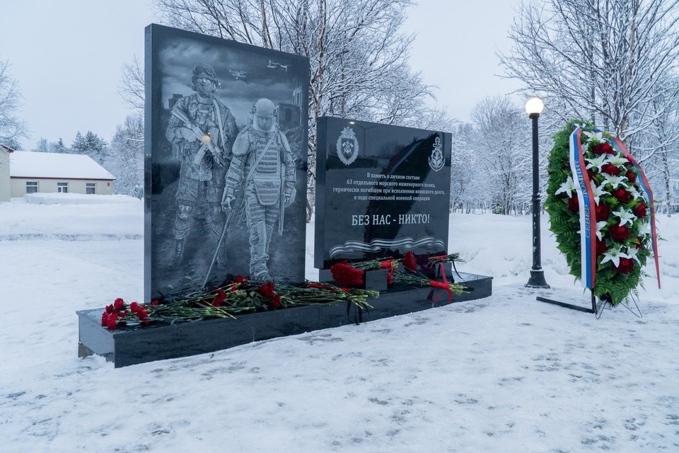    Право открыть мемориал доверили кавалеру ордена Мужества, командиру инженерно-саперной роты капитану Дмитрию Платкову. Фото: Пресс-служба Северного флота