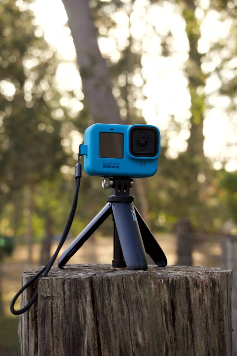Камера GoPro HERO12 на штативе 