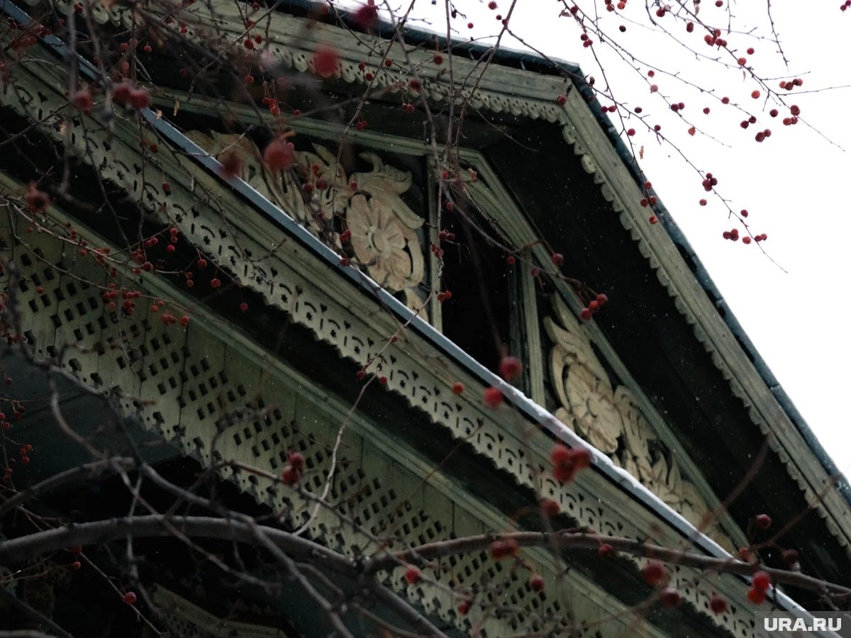    Следователи ищут семью на чердаках и в подвалах домов в поселке Кутурчин