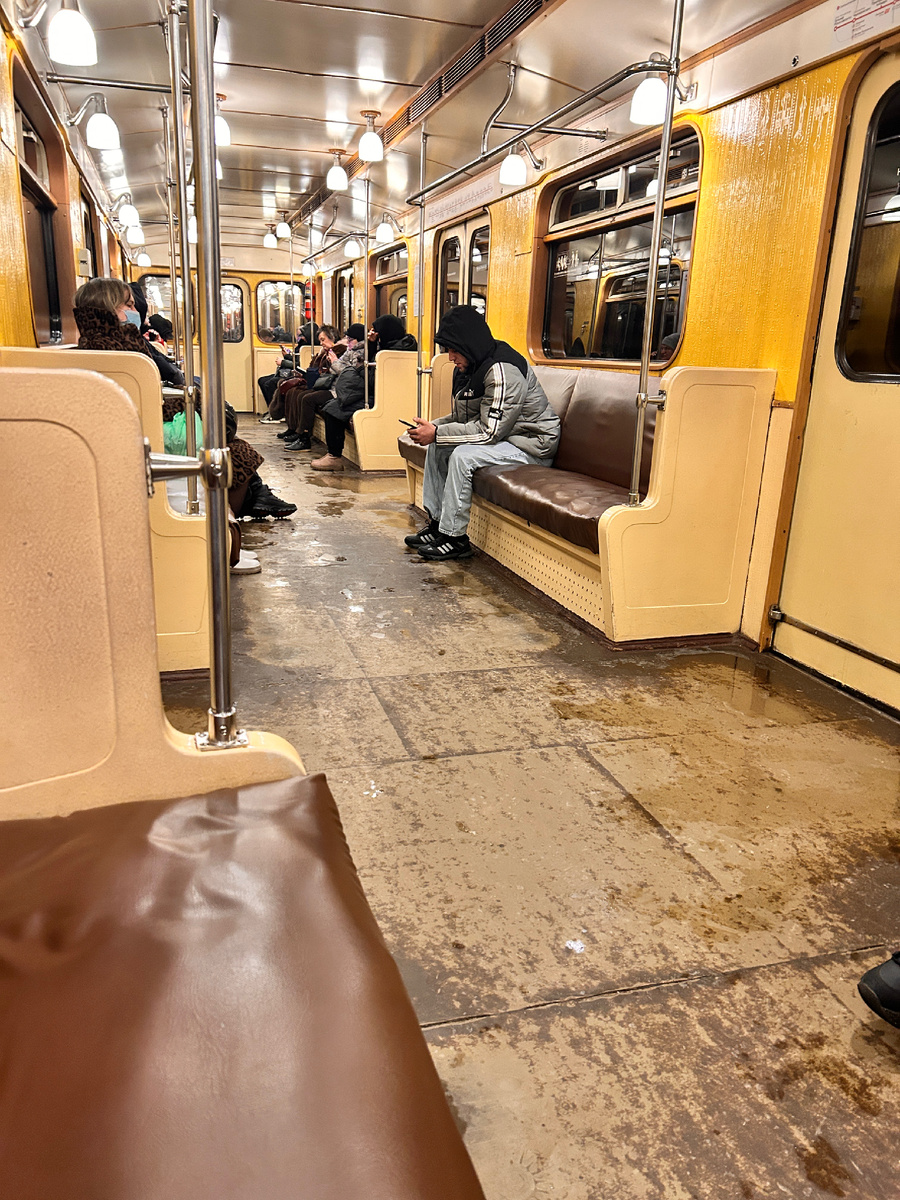 В метро