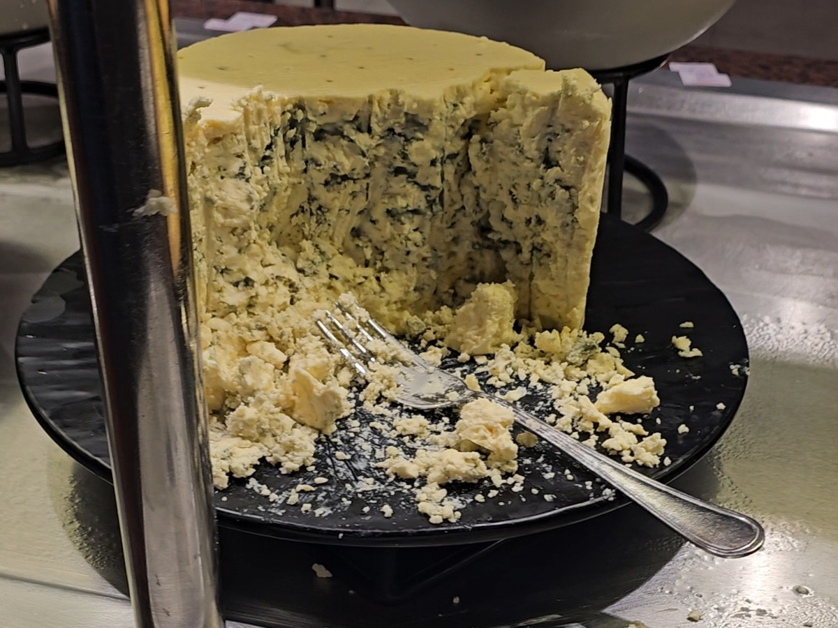 Это "кусочек" сыра с плесенью килограмм на 5-7!!!