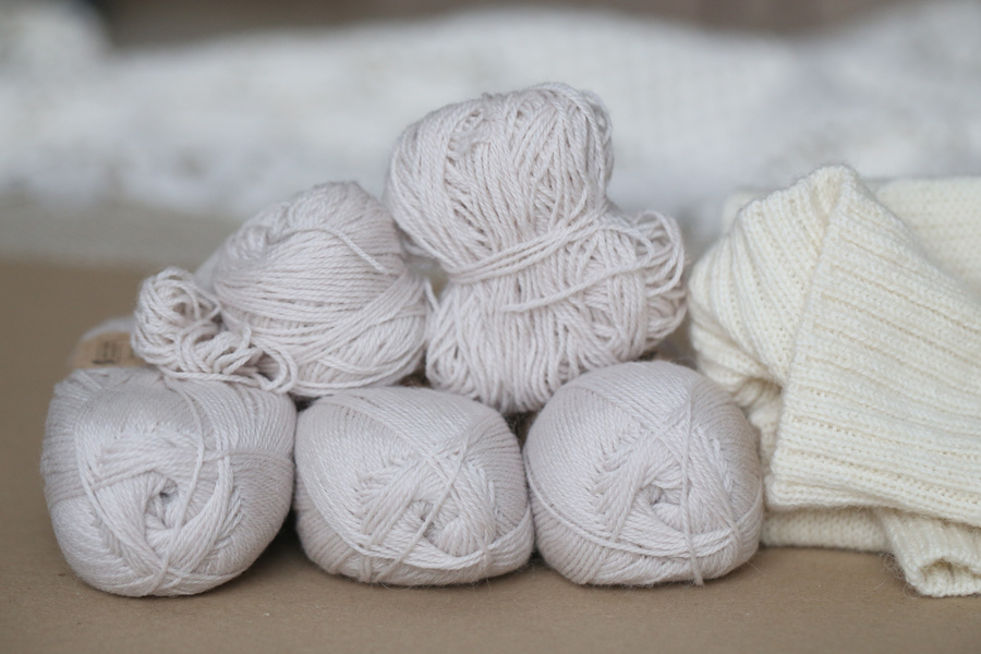 Пряжа Дропс Флора в цвете 22 (слева) и белый свитер из этой пряжи цвет 01 (справа)