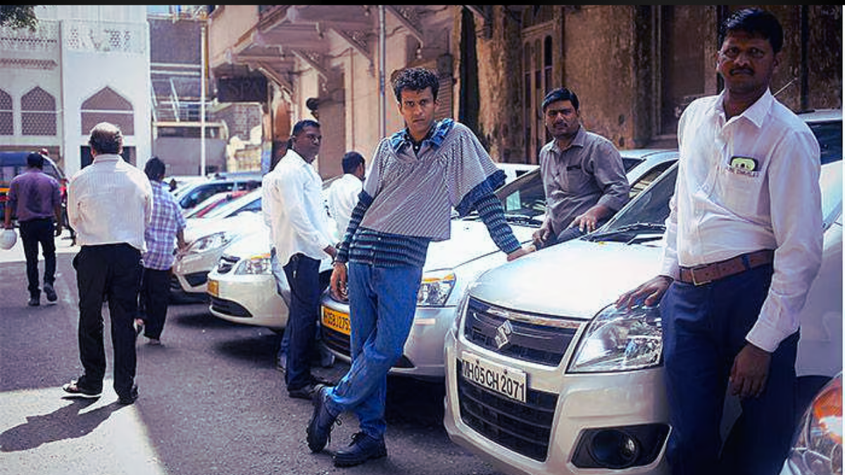 Индийские мужчины пристально смотрят