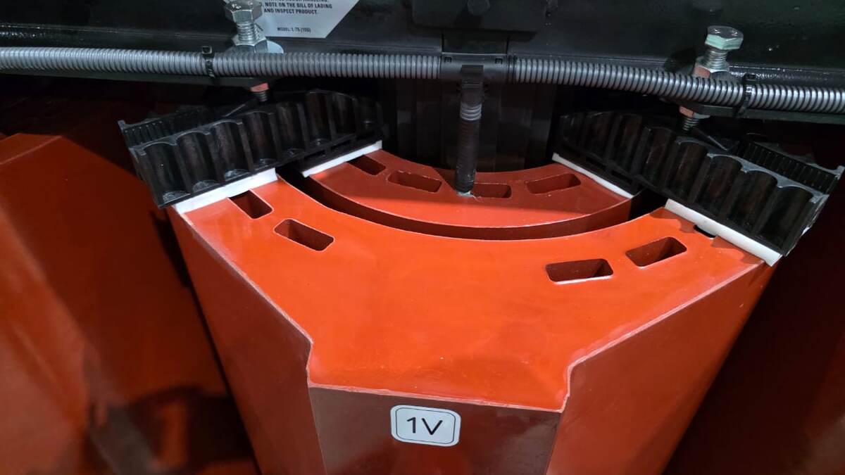 Трансформатор с литыми вентилируемыми обмотками ВН и НН.