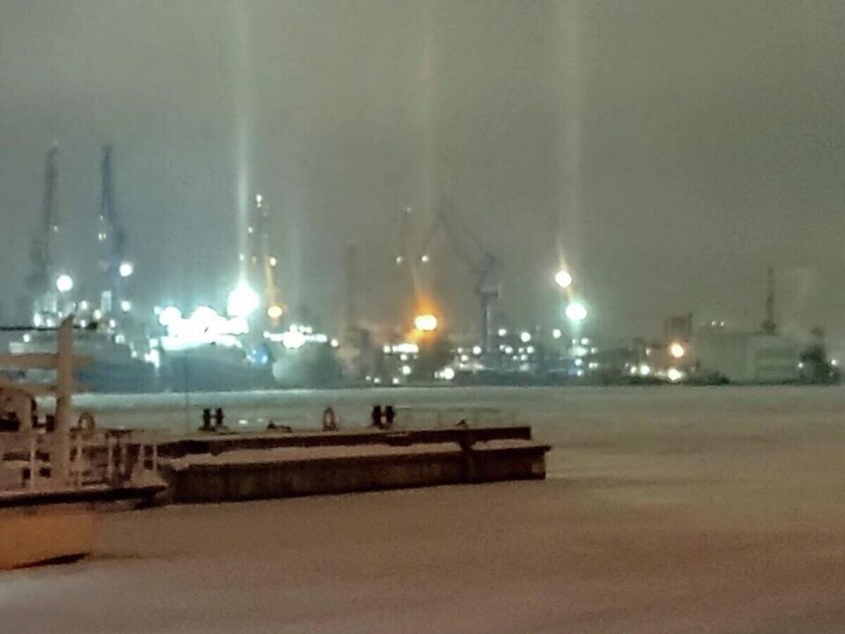    Световые столбы в небе над Санкт-Петербургом | © Фото : Александр Колесов. О погоде в Петербурге/Telegram