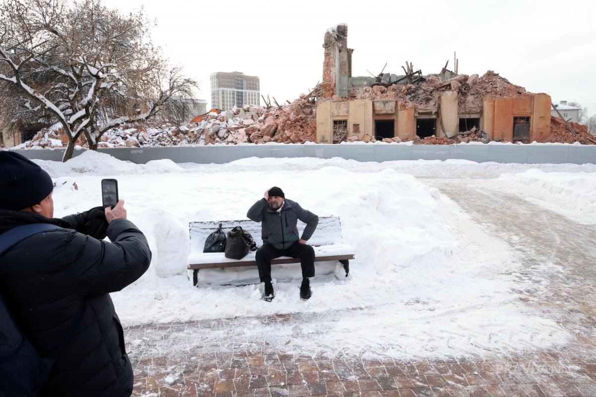   Жители фотографировались на фоне сноса ДК