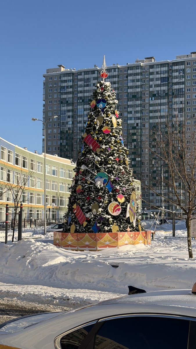 Зима сказочная ❄️☀️✨ Я такого солнечного января уже и не вспомню. Антон говорит, что это мы с вами подвесками-снежинками наколдовали нормальную зиму. Главное 28 февраля не забыть снять 🙃
