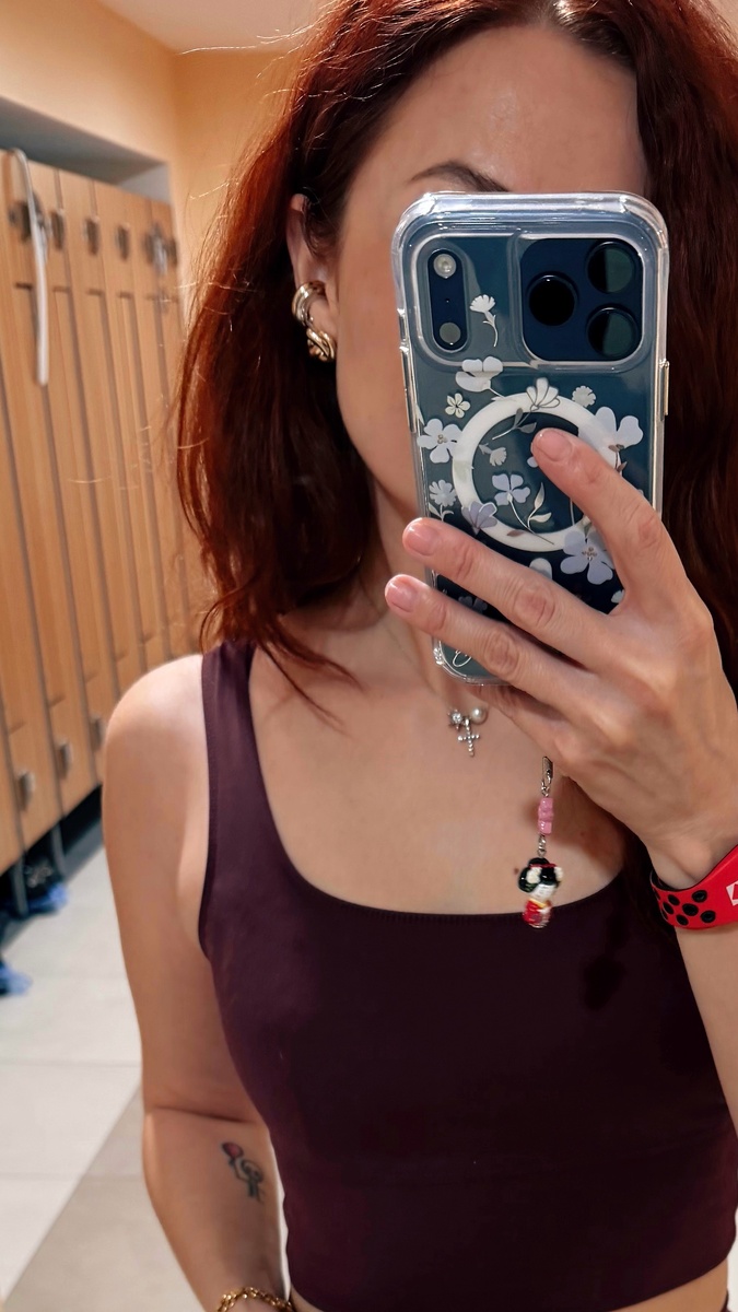 Я ношу снежинку на цепочке каждый день. Она мне совершенно не надоедает, но к весне хочу продлить «волшебство» и 28 февраля заменить ее на цветочек или бабочку. Надеюсь, что это поможет весне быть ранней и теплой.