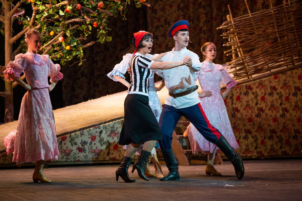 Сцена из спектакля «Бабий бунт»