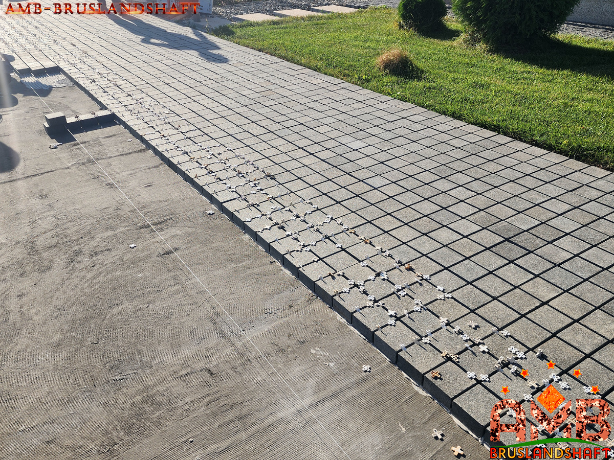 правильная укладка тротуарной брусчатки при въезде к дому
