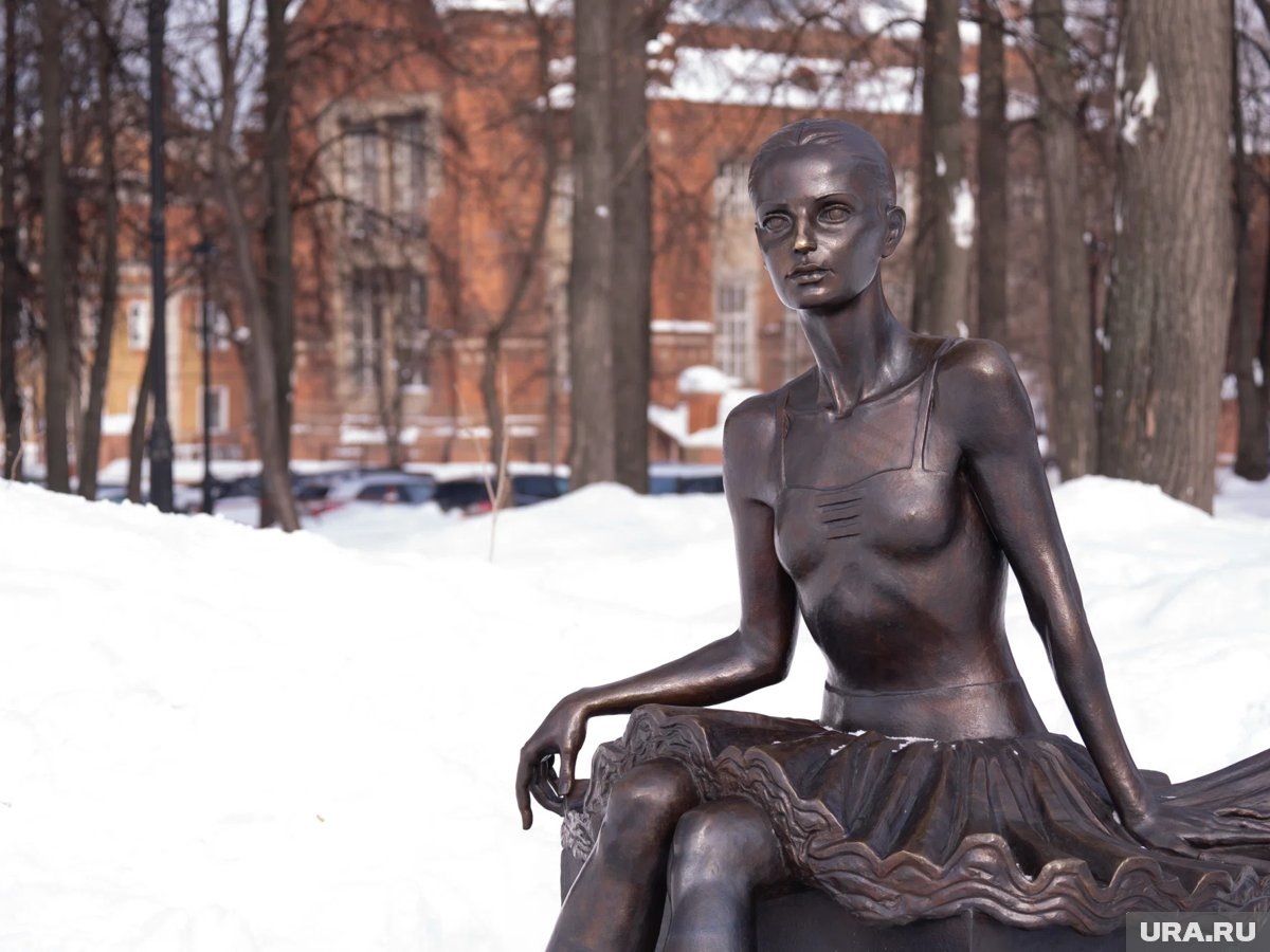     Скульптура балерины украшает театральный сквер в Перми