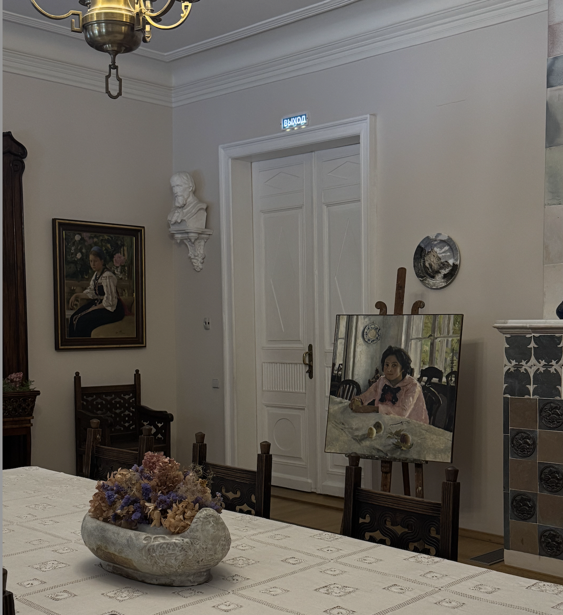 Комната, где была написана картина "Девочка с персиками"