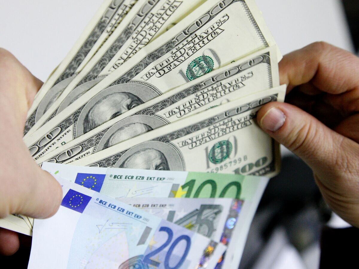    Доллар Евро© РИА Новости . Антон Денисов