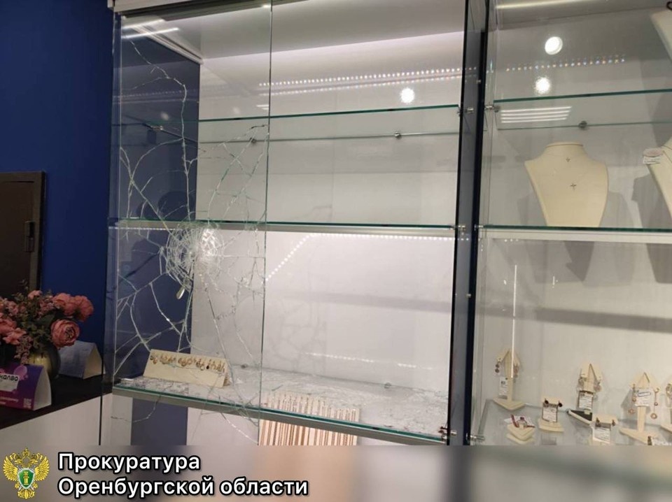    Вооружившись молотком, злоумышленник ворвался в ювелирный магазин