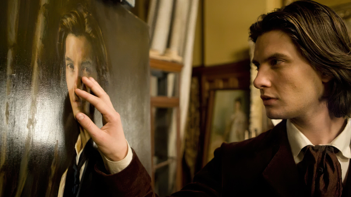 Кадр из британского мистического художественного фильма 2009 года режиссёра Оливера Паркера, снятого по мотивам романа Оскара Уайльда «Портрет Дориана Грея».