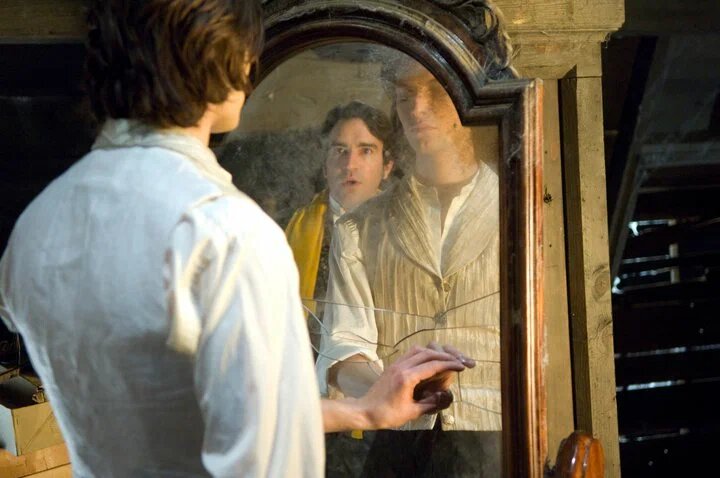 Кадр из британского мистического художественного фильма 2009 года режиссёра Оливера Паркера, снятого по мотивам романа Оскара Уайльда «Портрет Дориана Грея».