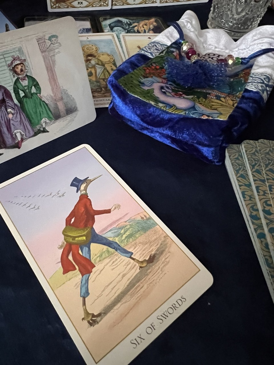 ШЕСТЕРКА МЕЧЕЙ в колоде Таро "Фантастический зверинец".