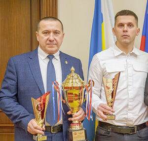 Е.А. Клёсов и Р.С. Остапенко. / ФОТО из архива отдела по физической культуре, спорту, туризму и работе с молодежью Администрации Аксайского района Администратор  📷
