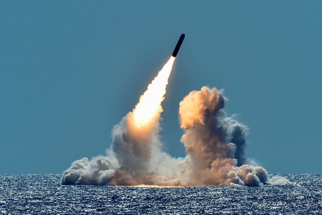 [1/3] Невооружённая ракета Trident II D5 запущена с подводной лодки класса «Огайо» ВМС США USS Nebraska у побережья Калифорнии, США, 26 марта 2018 г. Фото: ВМС США