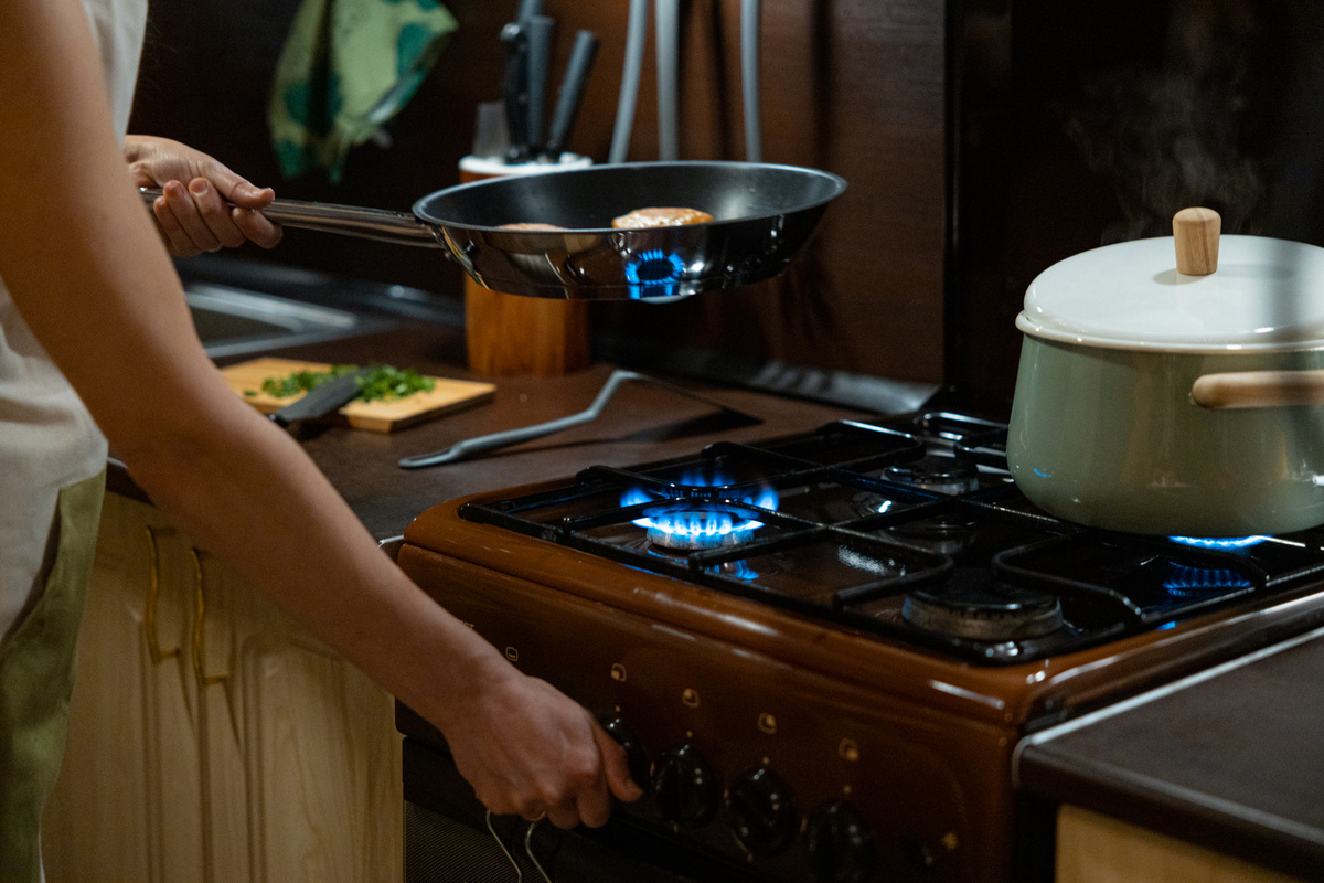 Приоткрывайте окно, когда готовите на газовой плите. Фото: gasfoto.ru