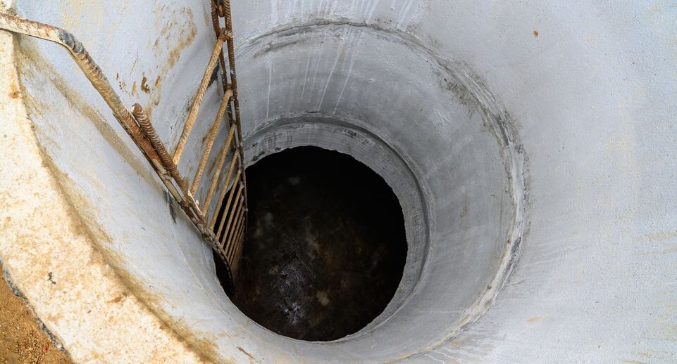 В Сургуте 8-летний мальчик упал в открытый колодец у лицея