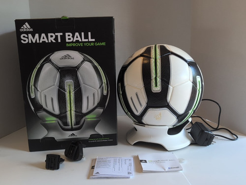 У умного мяча в центре установлен датчик, фиксирующий траекторию и силу удара, а также, соприкосновения с мячом.