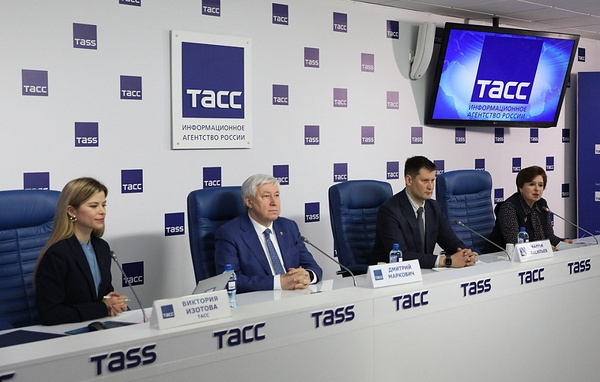    Директор Института теплофизики Дмитрий Маркович, министр науки и инновационной политики региона Вадим Васильев и вице-губернатор Новосибирской области Ирина Мануйлова  Сергей Кунгурцев/ ТАСС