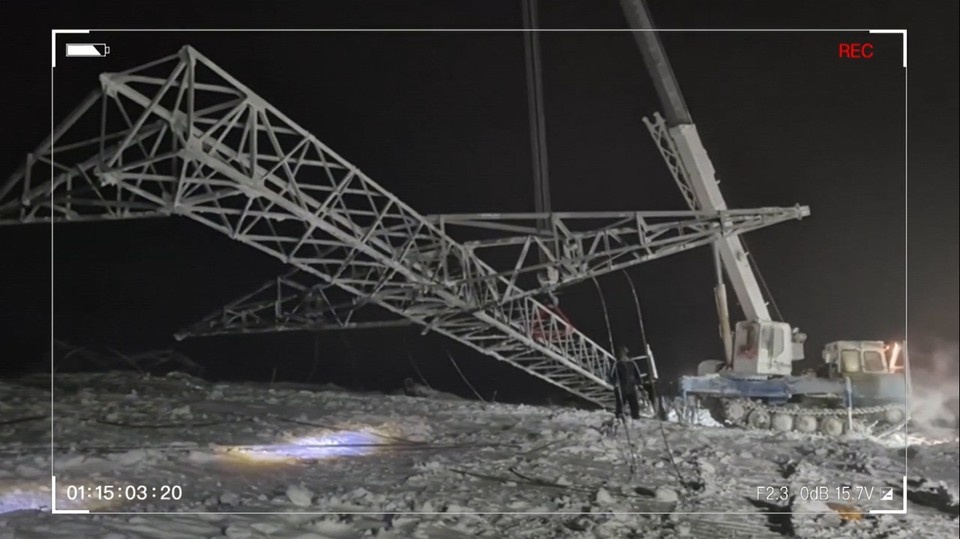    Энергетики работают на месте ЧП круглосуточно, в ложных погодных условиях - на площадке 30-градусные морозы и шквалистый ветер. Фото: Россети Северо-Запад / t.me/rossetisevzap