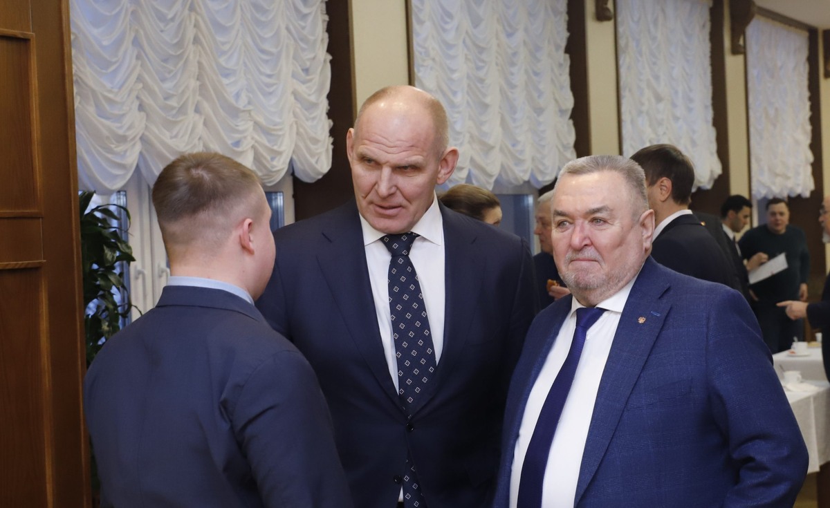 После сессии, принявшей обращение к Вячеславу Володину и Эльвире Набиуллиной, сенатор Александр Карелин тоже в курсе ситуации с ОСАГО. Фото предоставлено пресс-центром Законодательного собрания Новосибирской области.