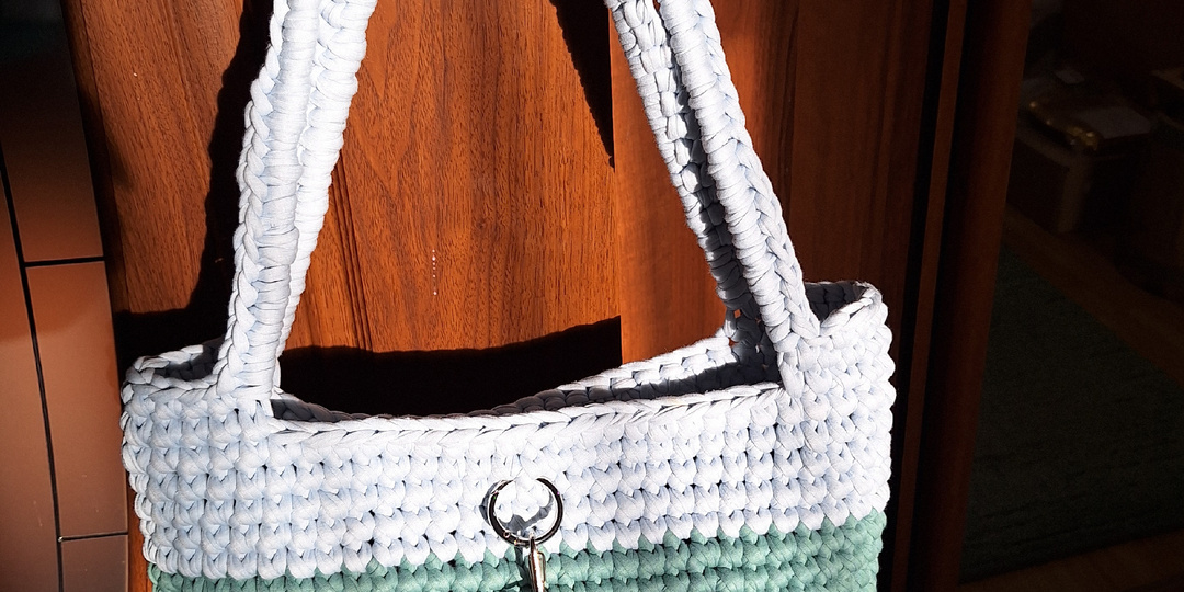 Полосатая сумка, связанная крючком